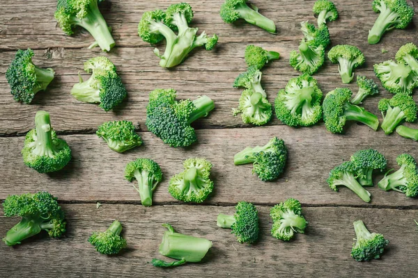ahşap zemin üzerinde çiğ brokoli.