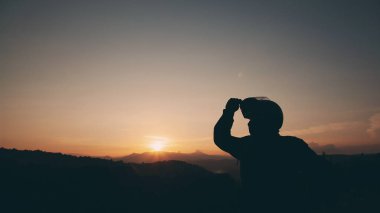 Akşam ışığı Bisikletçileri çarpıcı görüntü. Pitoresk ve dramatik sahne. Konumu Karpatlar, Ukrayna, Avrupa. Sıcak sesi. Dünyanın güzelliği keşfetmek. Kavram aşırı aktif dinlenme.