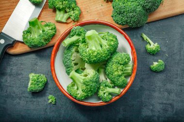 Gezmek için sağlıklı yeşil organik çiğ brokoli Florets hazır