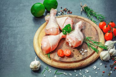 Ham Marine edilmiş tavuk eti, tavuk budu rustik siyah bir arka plan. Uzay kopyalayın. Sağlıklı gıda, diyet veya pişirme kavramı