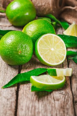  Olgun taze limes C vitamini, sık kullanılan ahşap, zengin kaynağı üzerinde aksan gıda ve içecekler için 