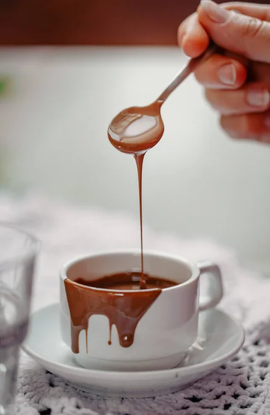 Xícara Chocolate Quente Saboroso Fundo Madeira Closeup Chocolate Quente Caneca — Fotografia de Stock