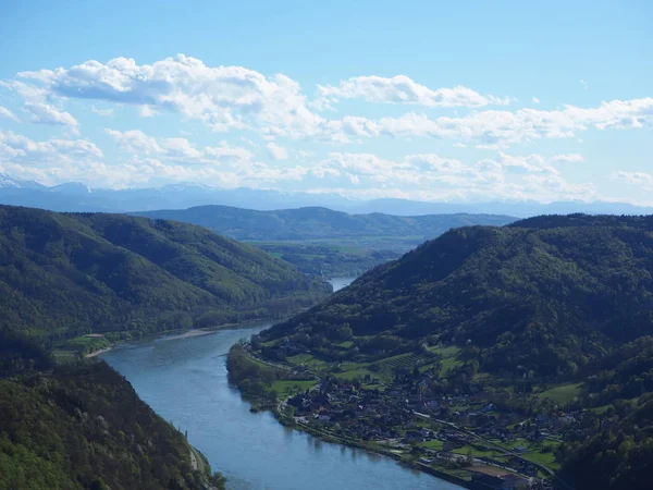 从奥地利梅尔克城堡观看的多瑙河与多云的天空 — 图库照片