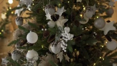 Peri ışıkları ve şenlikli dekor ile güzel Noel ağacı.