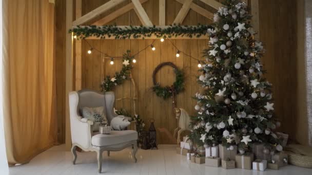 Fiesta de Navidad. Divertida casa con un árbol de Navidad y decoraciones de Nochevieja — Vídeos de Stock