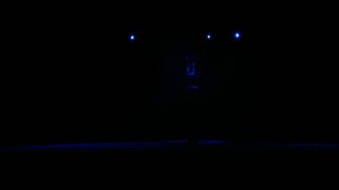 Karanlıktan büyücü sahne alanı'nda görünür.