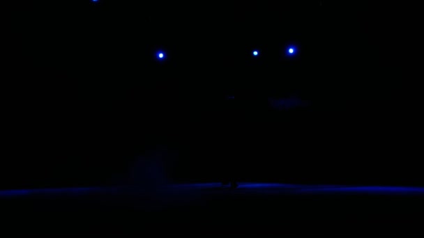 Der Illusionist auf der Bühne geht in die Dunkelheit. — Stockvideo