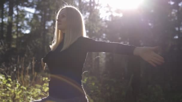 Vrouw doet yoga in het bos — Stockvideo