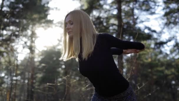 Жінка робить йогу в лісі — стокове відео