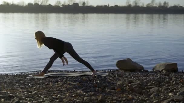 Donna yoga rimanere sulla riva del fiume e meditare . — Video Stock