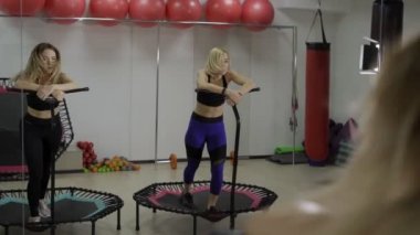 Şirin fitness-kızlar ribauntçu üzerinde alıştırmalar yapmak