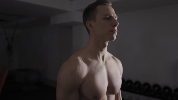 ダンベル映像ジムでワークアウトが筋肉質の男のクローズ アップ — ストック動画