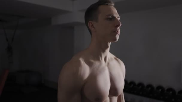 Gros Plan Homme Musclé Qui Entraîne Avec Des Haltères Vidéo — Video