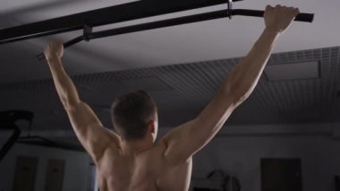 Genç atlet modeli üzerinde bir spor salonunda yukarı çekerek