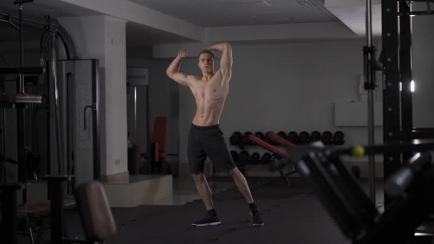 Чоловік показує свої м'язи — стокове відео