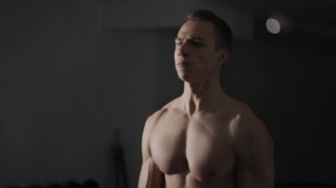 Bir adam ile Halter egzersiz yakın çekim