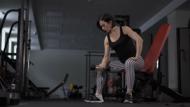 Jovem mulher em forma no ginásio fazendo exercício de levantamento de peso — Vídeo de Stock