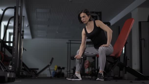 年轻健康的女人在健身房做重量级的运动与酒吧铃铛 女运动员在健身室锻炼手称视频镜头健身房 — 图库视频影像