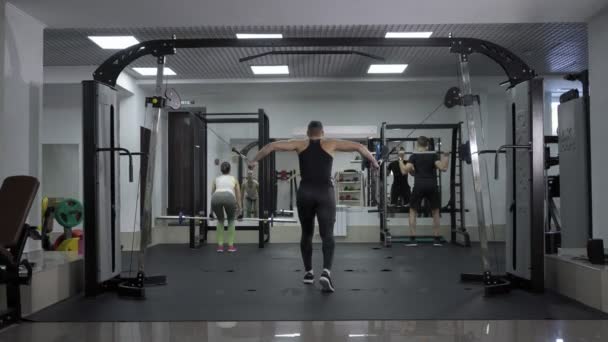 Spor salonunda yakışıklı vücut geliştirmeci excercises — Stok video