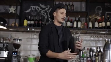 Fantastik güzel barmen iki Çalkalayıcılar, mükemmel günü barda oluşturma fırlatır. Barmen video görüntüleri