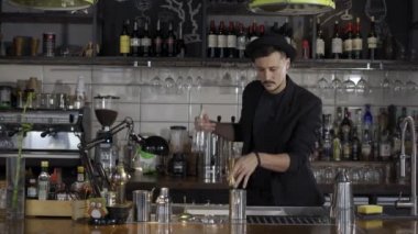 Barmen tutun şişe ve dökme kokteyl barda