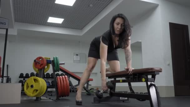 Ung passar kvinna på gymmet gör heavylifting övning med bar klockor. — Stockvideo