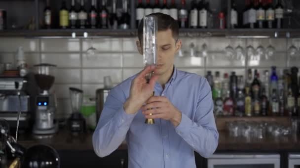 Barman tenere bottiglia e cocktail versando al bar Video Stock