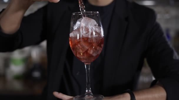 Κρασί που ρίχνει από το μπουκάλι στο ποτήρι σε ένα μπαρ — Αρχείο Βίντεο