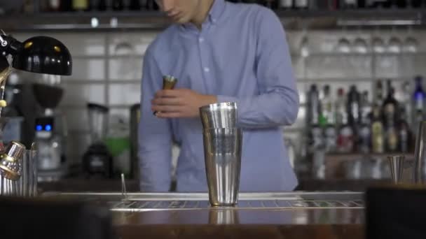 Barman houden fles en gieten cocktail aan de bar — Stockvideo