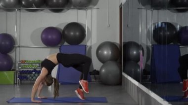 Genç sportif çekici kadın ters masa üstü egzersiz yaparak