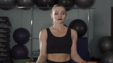 ağırlıklar ile jimnastik salonu kadın