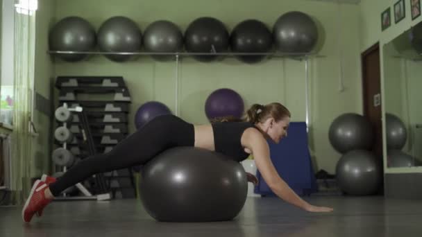 Vacker Kvinna Utbildning Pilates Gymmet Med Balans Bollen Videofilmer Gym — Stockvideo