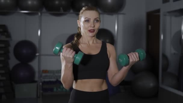 Mujer del gimnasio con pesas — Vídeo de stock