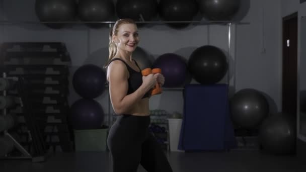 Gym femme avec des poids — Video