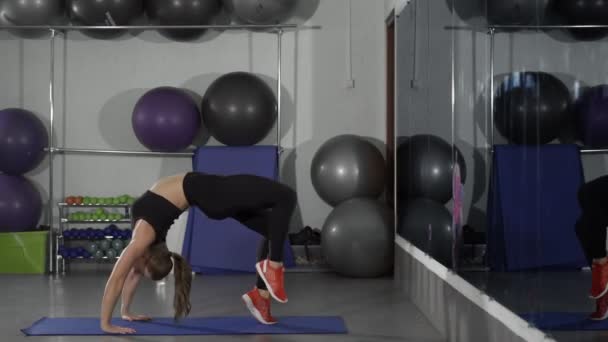 Genç sportif çekici kadın ters masa üstü egzersiz yaparak — Stok video