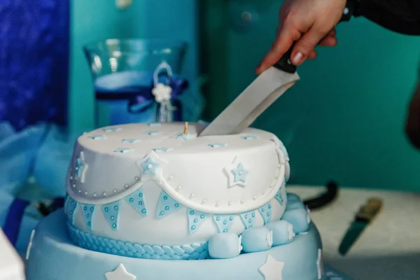 Die Hände der Frau schneiden den Kuchen an — Stockfoto