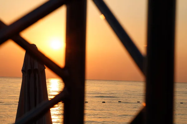 Ahşap köprü ya da plaj ve deniz paradise Island günbatımı zamanı - tatil tatil ve seyahat kavramı, iskelede