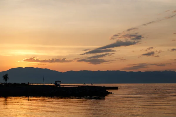 deniz ve dağ kıyısı görünümü