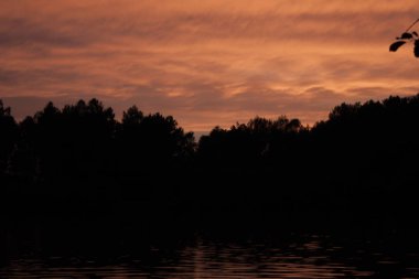güzel gün batımı gölün suyuna yansıyan