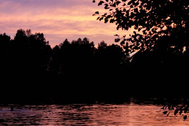 güzel gün batımı gölün suyuna yansıyan