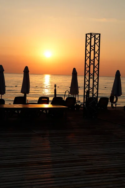 Ahşap köprü ya da plaj ve deniz paradise Island günbatımı zamanı - tatil tatil ve seyahat kavramı, iskelede