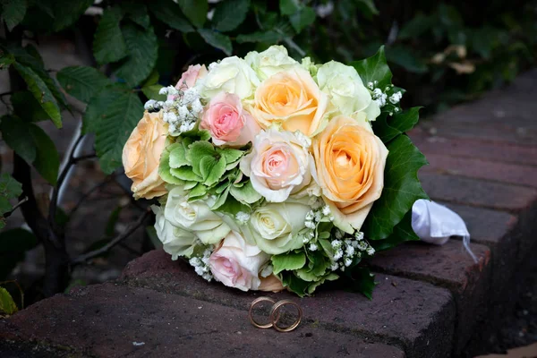 Beautiful wedding bouquet and rings — Stock Photo, Image