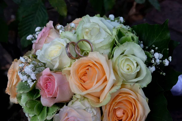 Beautiful wedding bouquet and rings — Stock Photo, Image