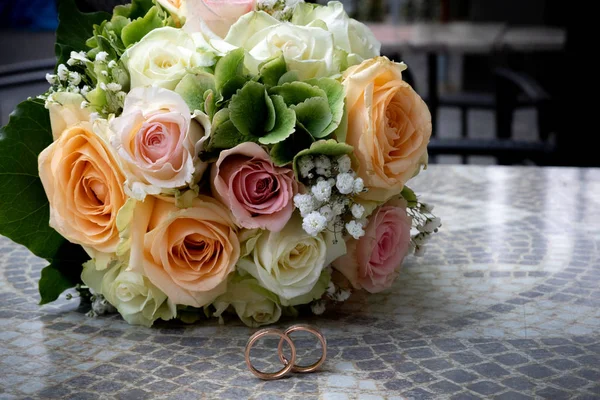 Beautiful wedding bouquet and rings — Stock Photo, Image