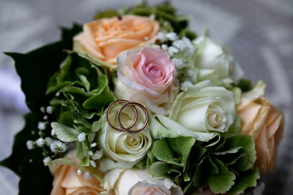 Wedding bridal bouquet of roses, flowers, beautiful bouquet — Stock Photo, Image