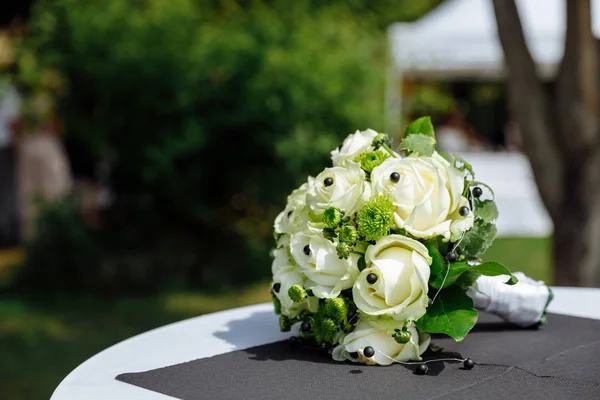White wedding bouquet with black stones — Stock Photo, Image