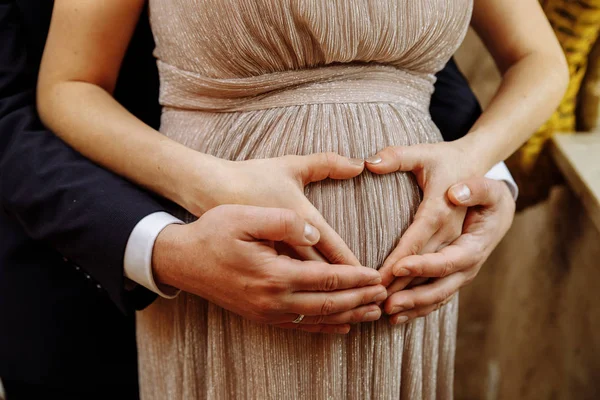 Gros plan de mariée et marié faisant des mains de coeur — Photo