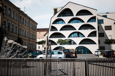 kemerli pencereler ile sıradışı bina. göl konstanz kıyılarında otel