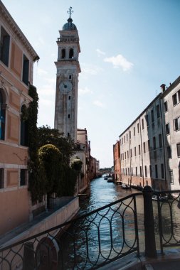 Venedik'teki kanal. Şehrin manzarası. Venedik'te Yürüyüş