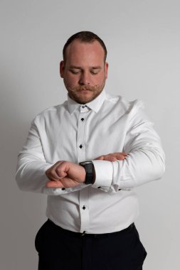 Yakışıklı iş adamı saatine bakıyor..